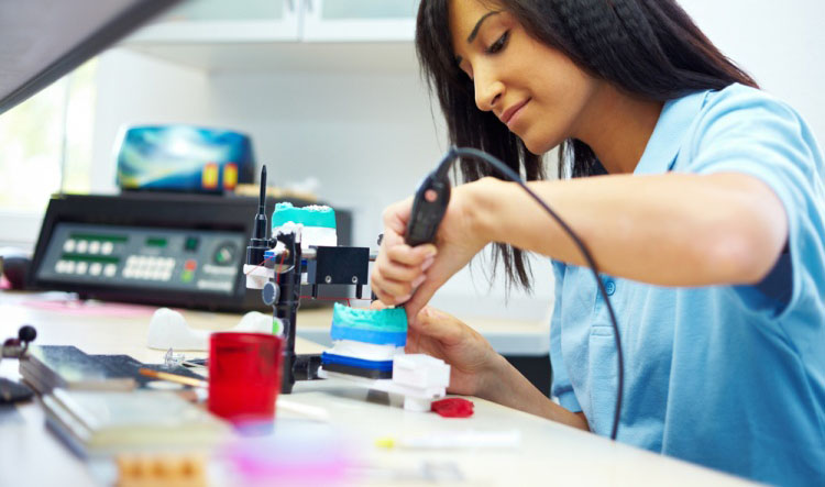 Fatturazione elettronica, l’odontotecnico deve emetterla solo al dentista ma non al cliente