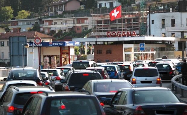 Lavorare in Svizzera, cambia la procedura: notifica subito e via libera solo se c’è interesse pubblico