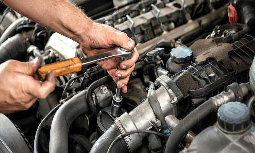 Autoriparatori, lavorare in sicurezza con il manuale per dipendenti e clienti