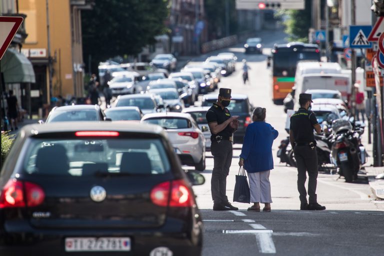 Si torna alla normalità negli spostamenti: calano le restrizioni, riaprono le frontiere