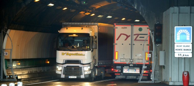 Francia: coprifuoco sul territorio nazionale. Qui il modulo per il trasporto merci