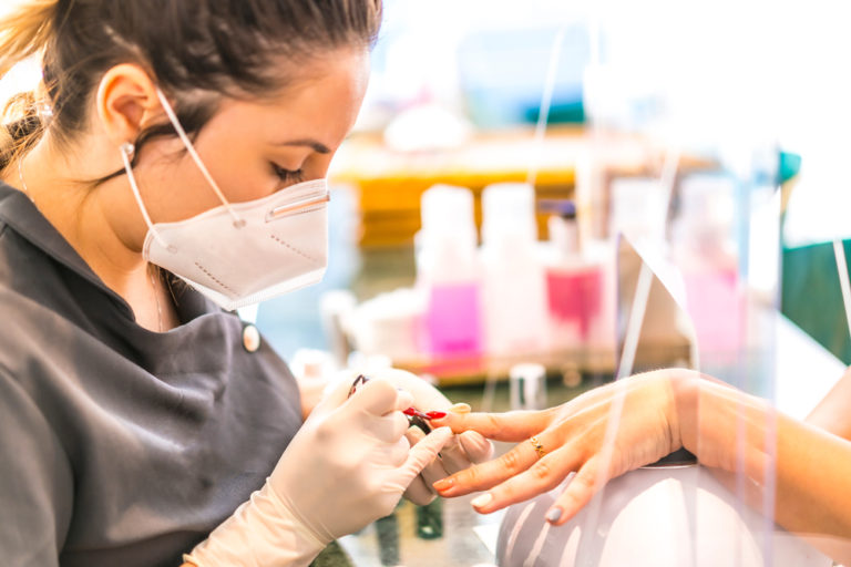 Estetiste, via libera del Tar al lavoro in zona rossa. Ma il Governo può impugnare