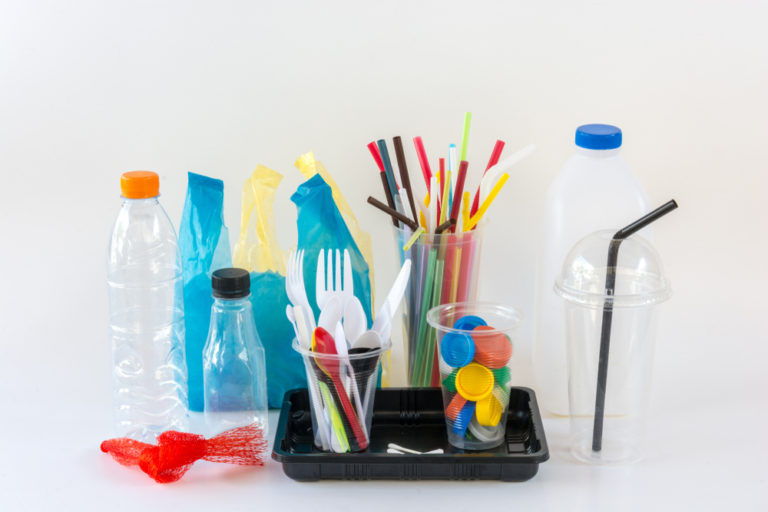 Plastica addio, ecco cosa cambia. E come possono riorganizzarsi le imprese