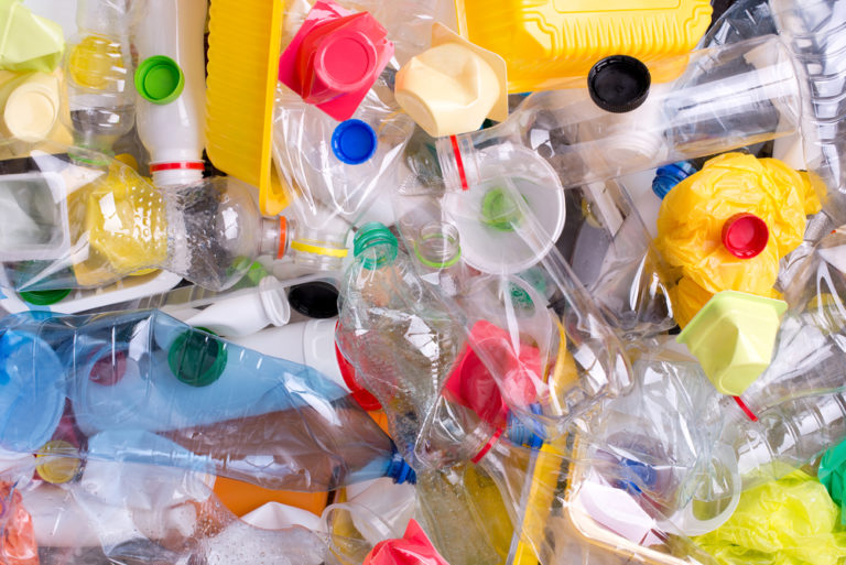 Plastica monouso addio, scatta il 3 luglio lo stop dell’Ue. Che succede alle imprese? Il sondaggio