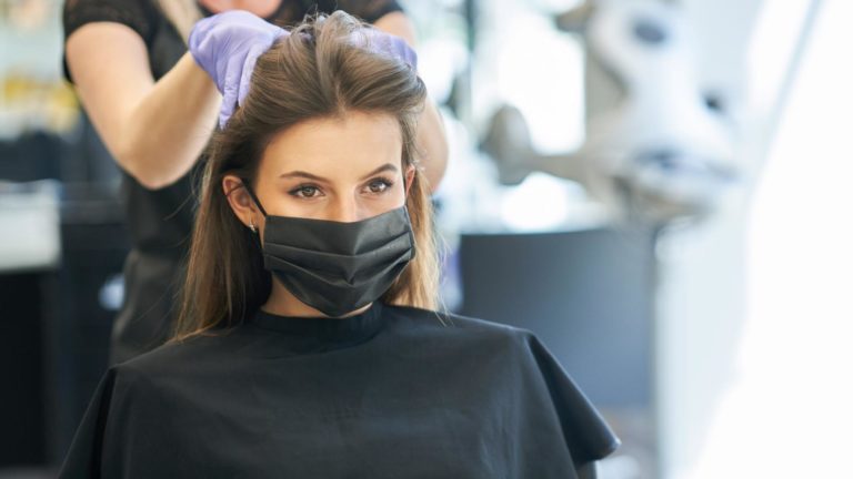 Parrucchieri ed estetiste: dal 1° aprile si entra senza green pass
