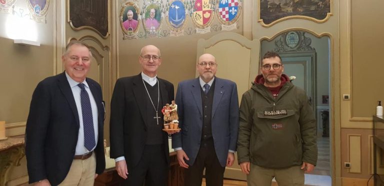 Una statuina al Vescovo: Confartigianato e Coldiretti portano un simbolo di futuro nel Presepe